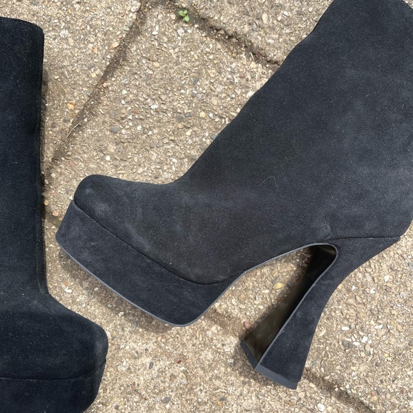 Leather pyramid heel booties - Picture 2 of 4